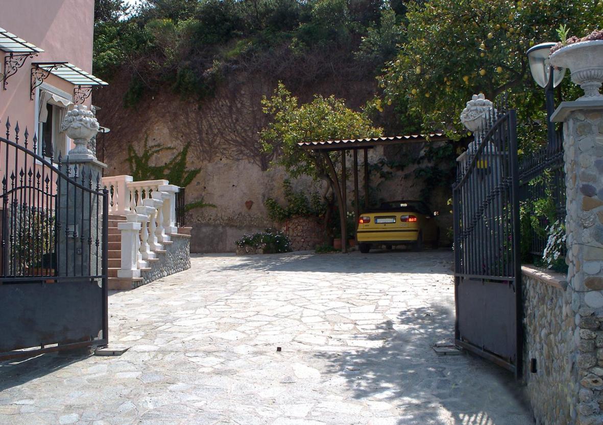 La Tana Del Tasso Ventimiglia Bed & Breakfast Dış mekan fotoğraf